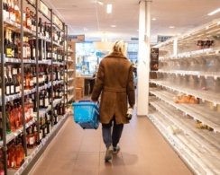 Как закупаться продуктами в пандемию и стоит ли дезинфицировать овощи и фрукты: советы микробиолога